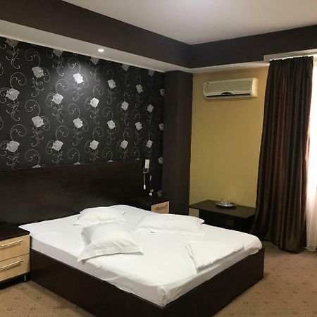 Hotel Bulevard Drobeta Turnu Severin Buitenkant foto