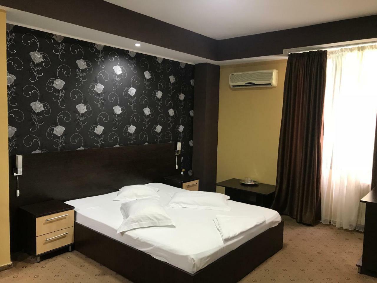 Hotel Bulevard Drobeta Turnu Severin Buitenkant foto