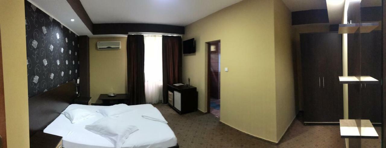 Hotel Bulevard Drobeta Turnu Severin Buitenkant foto