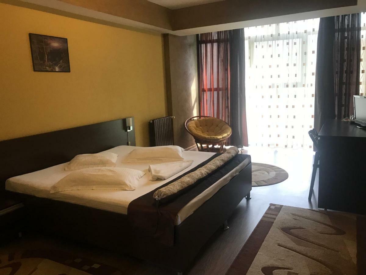 Hotel Bulevard Drobeta Turnu Severin Buitenkant foto