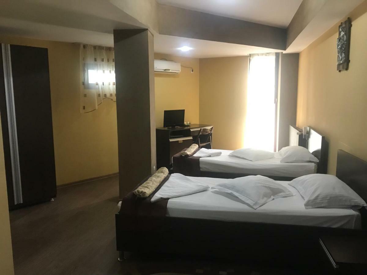 Hotel Bulevard Drobeta Turnu Severin Buitenkant foto